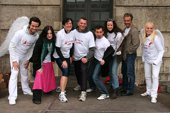"run for life" München am 14.09.2008 mit als Unterstützer dabei Bürgermeisterin Christine Strobl (3. v. l.), Schauspieler Tim Seyfi  (4.v.r.), Schauspielerin Isabella Jantz (3.v.r.), Schauspieler Hannes Jaenicke (2.v.r.) (Foto: MartiNn Schmitz)